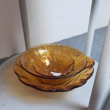 Amberkleurige glazen schalen set beschikbaar voor biedingen