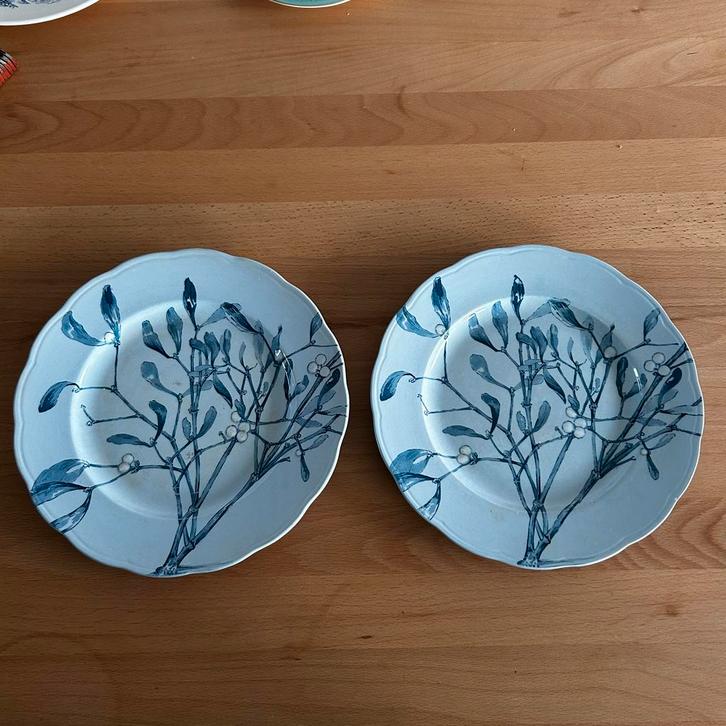 2x Sarreguemines Frans borden met Mistletoe Maretak blauw, Antiek en Kunst, Antiek | Servies los, Ophalen of Verzenden