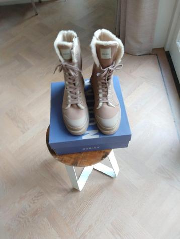 Nubikk nieuwe warmbeige laarsjes/ hoge veterschoen, 41 beschikbaar voor biedingen