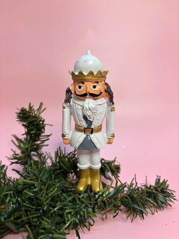 Leuke kleine notenkraker wit polystone beschikbaar voor biedingen