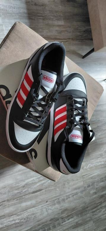 NIEUW, Adidas sportschoenen  beschikbaar voor biedingen