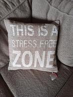 Kussen ,,This is a stress free zone,, 45/45 cm, nieuw, Ophalen of Verzenden, Nieuw, Beige, Vierkant