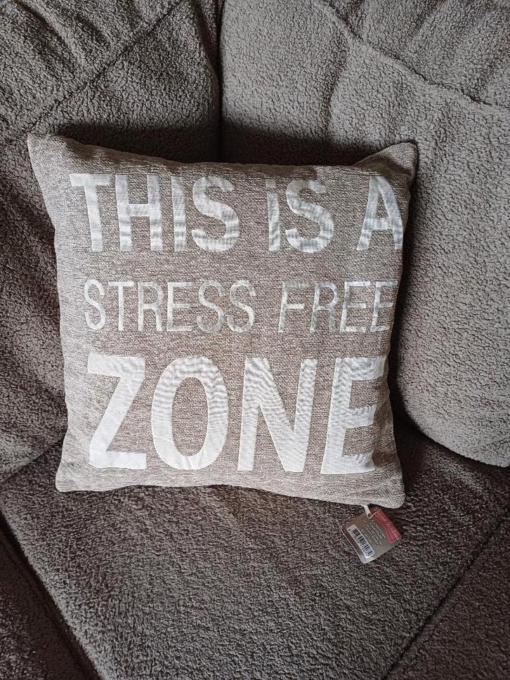 Kussen ,,This is a stress free zone,, 45/45 cm, nieuw, Huis en Inrichting, Woonaccessoires | Kussens, Nieuw, Beige, Vierkant, Ophalen of Verzenden