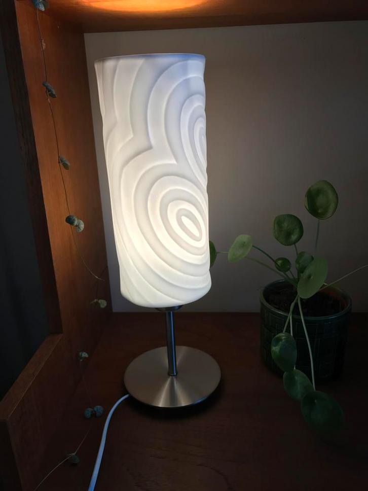 Prachtige tafellamp met mat wit glazen / steenachtige kap, Huis en Inrichting, Lampen | Tafellampen, Gebruikt, Minder dan 50 cm