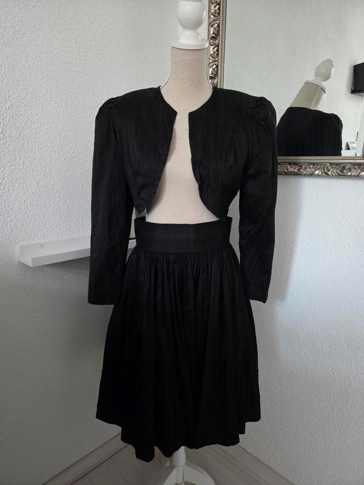 Bolero en rok JILL, Kleding | Dames, Jurken, Zo goed als nieuw, Maat 38/40 (M), Zwart, Knielengte, Ophalen of Verzenden