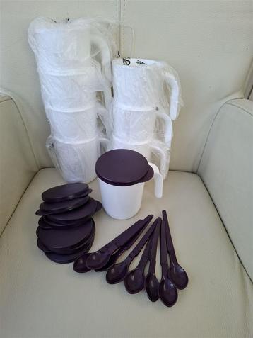 Bekers met deksels en lepeltjes, nieuw beschikbaar voor biedingen