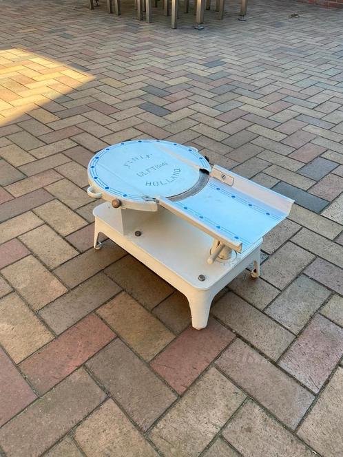 Antieke snijmachine en een antieke weegschaal, Antiek en Kunst, Antiek | Keukenbenodigdheden, Ophalen