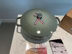 Nieuwe Staub Marmite 26 cm Eucalyptus in de doos, Gietijzer, Nieuw, Ophalen of Verzenden, Staub