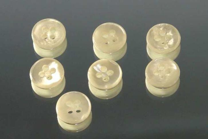 Vintage kunststof knopen nr C565 crème parelmoer effect, Hobby en Vrije tijd, Naaien en Fournituren, Zo goed als nieuw, Knoop of Knopen