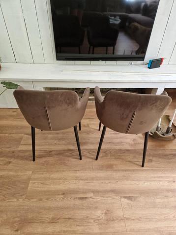 Twee veloursachtige bruine eetkamerstoelen beschikbaar voor biedingen