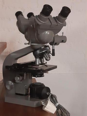 Olympus Microscoop met meekijktubus en aanwijspijl