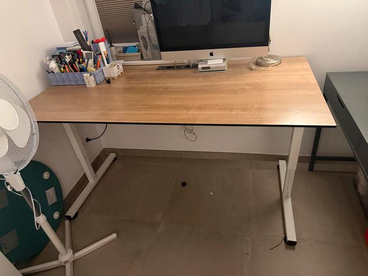 bureau tafel met stopcontact en ethernet, Huis en Inrichting, Bureaus, Zo goed als nieuw, In hoogte verstelbaar, Ophalen of Verzenden