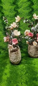2 stenen potten creme/ grijs met kunstbloemen, Binnen, Gebruikt, Ophalen of Verzenden