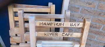 4 Witte houten bistro stoelen beschikbaar voor biedingen