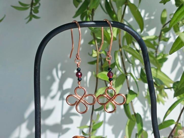 Geluksklavertjes met Granaat & Spinel - Handgemaakt, Sieraden, Tassen en Uiterlijk, Oorbellen, Nieuw, Hangers, Overige materialen