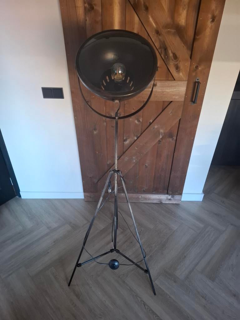 Brons bruine vloerlamp in goede conditie, Huis en Inrichting, Lampen | Vloerlampen, Ophalen of Verzenden, Zo goed als nieuw, Metaal