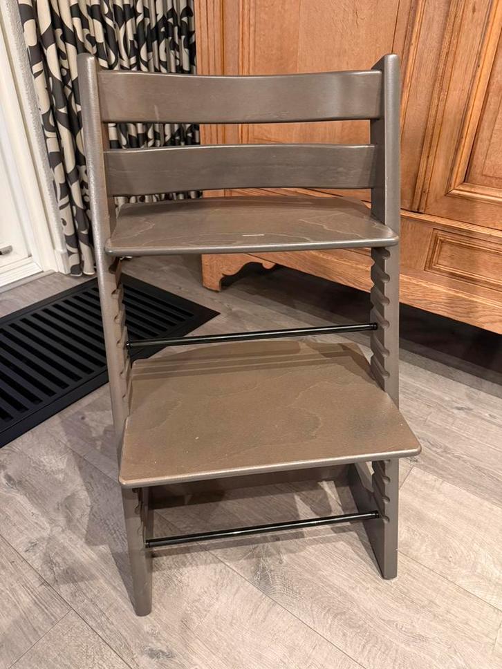 Stokke Tripp Trapp incl. Babyset (grijs-bruin), Kinderen en Baby's, Kinderstoelen, Zo goed als nieuw, Meegroeistoel, Aanschuifbaar