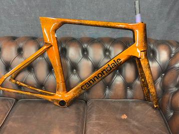 Herspuiten van carbon race- en gravel frames beschikbaar voor biedingen
