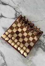 Waanzinnig mooie antieke schaakset met houten omlijsting, Hobby en Vrije tijd, Gezelschapsspellen | Bordspellen, Ophalen of Verzenden