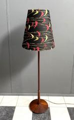60 jaren zwarte stoffen kap teak VLOER LAMP  met geel & rood, Huis en Inrichting, Lampen | Vloerlampen, Gebruikt, Vintage, 150 tot 200 cm