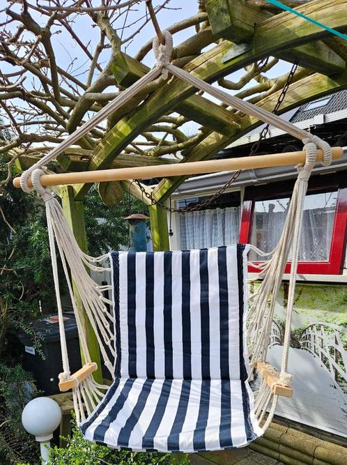 Gave zwart-wit houten hangstoel, Tuin en Terras, Hangmatten, Zo goed als nieuw, Eenpersoons, Opvouwbaar, Binnen, Buiten, Ophalen of Verzenden