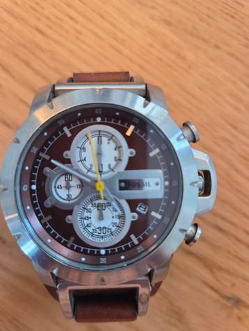 Fossil Herenhorloge met leren band beschikbaar voor biedingen