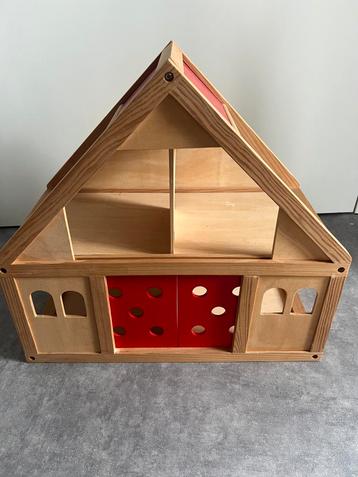 Houten poppenhuis met accessoires beschikbaar voor biedingen