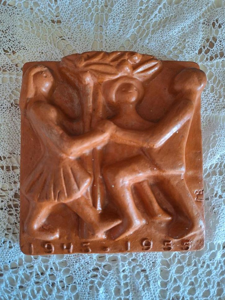 Terracotta Tegel 1945-1955 Dansende Figuren, Antiek en Kunst, Antiek | Wandborden en Tegels, Ophalen of Verzenden