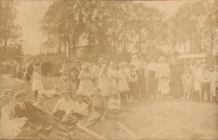 Hardegarijp - Groepsfoto - Publiek op veld, Verzamelen, Ansichtkaarten | Nederland, Gelopen, Friesland, 1920 tot 1940, Ophalen of Verzenden
