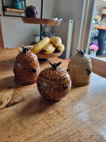 Brocante honingpotjes beschikbaar voor biedingen