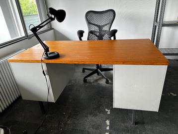 Gispen jaren 60 bureau met houten blad beschikbaar voor biedingen