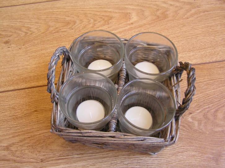 mandje met glaasjes voor theelichtjes kaarsen lichtjes nieuw, Huis en Inrichting, Woonaccessoires | Kandelaars en Kaarsen, Zo goed als nieuw