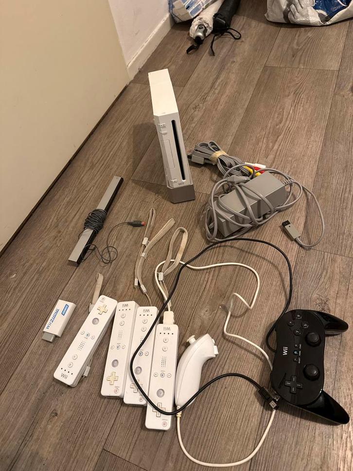 Nintendo Wii Complete Set met Veel Accessoires, Spelcomputers en Games, Spelcomputers | Nintendo Wii, Gebruikt, Met 3 controllers of meer