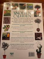 Christopher Brickell - Terra's handboek snoeien & leiden, Boeken, Bloemen, Planten en Bomen, Ophalen of Verzenden, Zo goed als nieuw