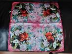 Roze sjaal met bloemen - 58x58 cm, Kleding | Dames, Hoeden en Petten, Ophalen of Verzenden, Zo goed als nieuw, One size fits all