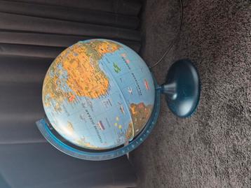 Atlas wereldbol met licht  beschikbaar voor biedingen