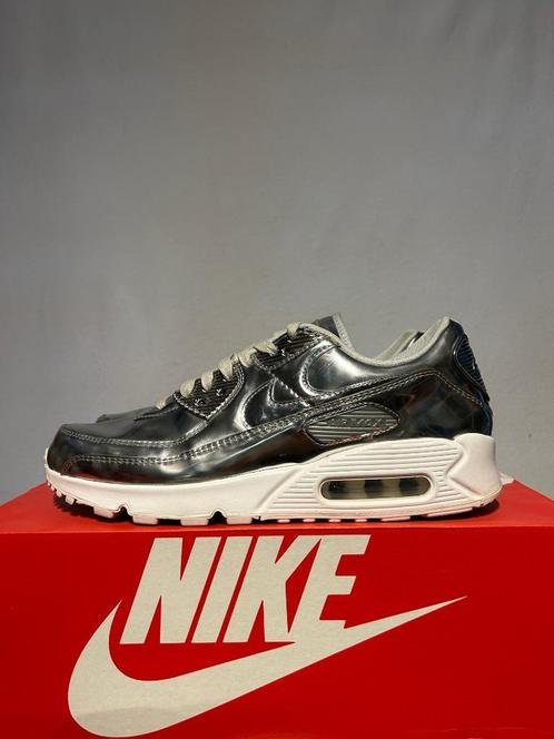 ALS NIEUW! Maat 42,5 - Nike Air Max 90 Metallic Silver, Kleding | Dames, Schoenen, Zo goed als nieuw, Sneakers of Gympen, Grijs