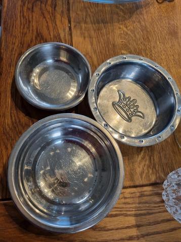 Metalen voerbakjes beschikbaar voor biedingen