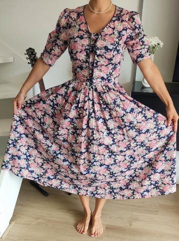 Vintage 90's Laura Ashley lange jurk met bloemen beschikbaar voor biedingen
