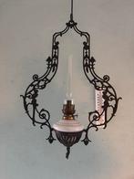 Antieke Petroleum hanglamp met Decoratief Frame, Ophalen of Verzenden