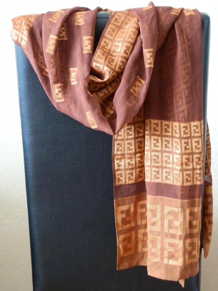 Fendi sjaal., Kleding | Dames, Mutsen, Sjaals en Handschoenen, Zo goed als nieuw, Sjaal, Maat 46/48 (XL) of groter, Ophalen of Verzenden