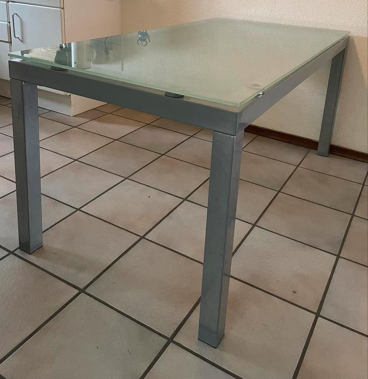 Eettafel met matglazen blad en metalen onderstel, Huis en Inrichting, Tafels | Eettafels, Gebruikt, 50 tot 100 cm, 150 tot 200 cm