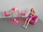 barbie met eettafel, stoelen en bankje, hondje, Kinderen en Baby's, Speelgoed | Poppen, Ophalen of Verzenden, Zo goed als nieuw
