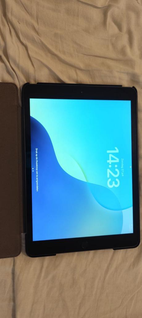 Ipad 8e generatie, Computers en Software, Apple iPads, Zo goed als nieuw, Apple iPad, 10 inch, 128 GB, Zilver, Ophalen