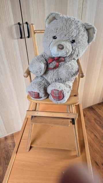 Antiek poppenstoeltje met geïntegreerd tafeltje. beschikbaar voor biedingen