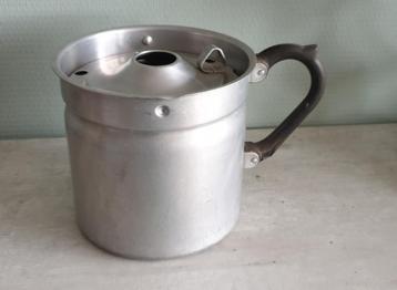 Ouderwetse aluminium melkkoker met deksel beschikbaar voor biedingen