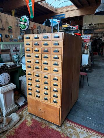 Vintage houten ladekast beschikbaar voor biedingen