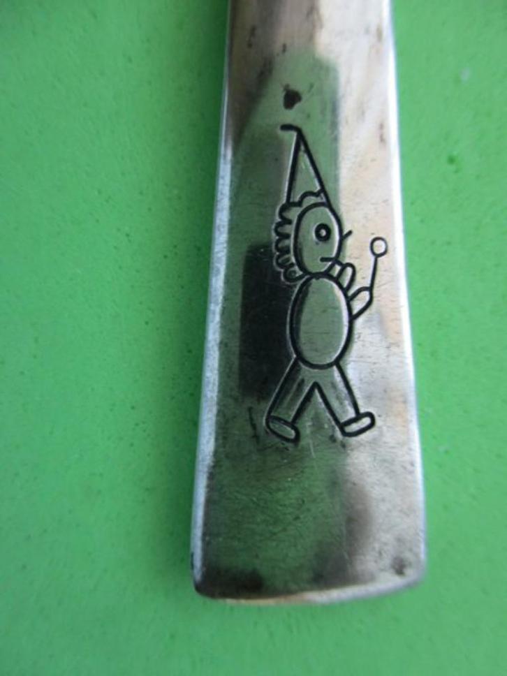 (KB4607) Kinderbestek Getekend mannetje met feestmuts mes, Kinderen en Baby's, Overige Kinderen en Baby's, Gebruikt, Ophalen of Verzenden