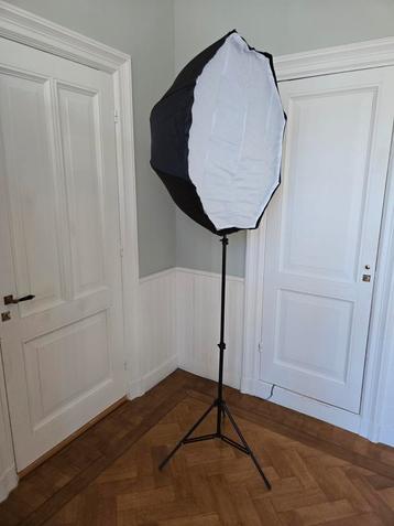 2x Flitser statief, softbox diffuser, wit en zilver paraplu beschikbaar voor biedingen