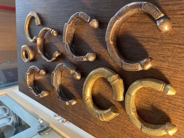 10 antieke armbanden Traditionele valuta sieraad - Afrika, Antiek en Kunst, Kunst | Niet-Westerse kunst, Ophalen of Verzenden